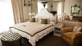 luxury_bedroom-e1463165553342.jpg